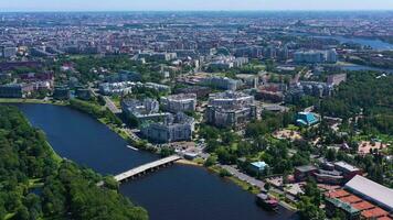 Sint Petersburg stad Aan zonnig zomer dag. antenne visie. Rusland. dar vliegt naar voren, kantelen omhoog. onthullen schot video