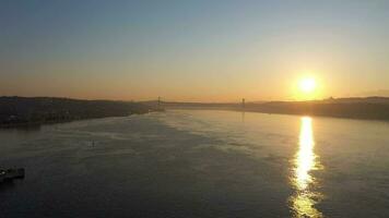 besiktas und uskudar Bezirke von Istanbul auf sonnig Morgen im Frühling. Truthahn. Antenne Sicht. Drohne fliegt nach vorne Über Bosporus gegenüber Bosporus Brücke video