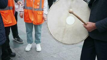 un' uomo colpire il antico tamburo con musicale strumento. video