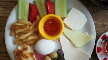 turc petit déjeuner de fromage, concombre, œuf, olive et tomate video