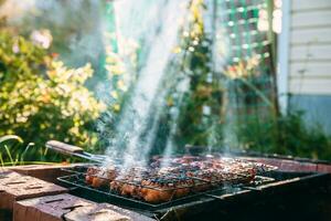 dorado marrón A la parrilla pollo carne es cocido en el parrilla al aire libre foto