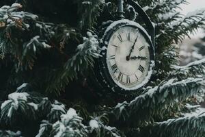 Clásico reloj al aire libre en invierno. neural red ai generado foto