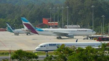 Phuket, Thaïlande novembre 26, 2016 passager avion Boeing 757, vice-président bpb de azur air sur le piste à phuket aéroport, côté voir. le avion est prêt à prendre de video