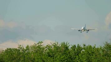 kommersiell flygplan närmar sig landning. oigenkännlig trafikflygplan i de himmel, lång skott. jet plan flygande, främre se video