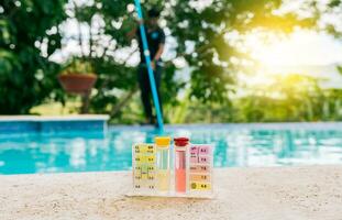 ph y cloro ensayador para nadando piscina mantenimiento. ensayador equipo a medida cloro y ph en nadando quinielas foto