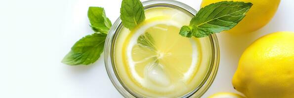 limonada en un vaso con Fresco limones y menta. frío verano bebida con Copiar espacio. generativo ai foto