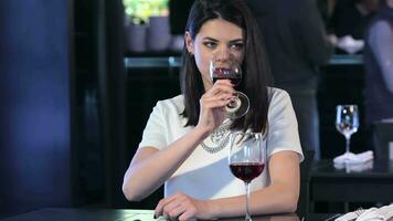 flicka drycker vin på de restaurang video