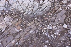 antecedentes de destrozado pedregoso piedras superficie en montaña área. textura con natural ligero foto