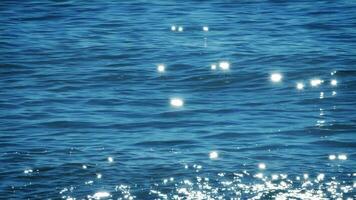 Funken im Wellen von ein Blau Meer video