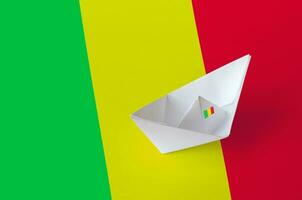 mali bandera representado en papel origami Embarcacion de cerca. hecho a mano letras concepto foto