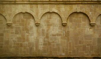 repitiendo columnas en un bloquear pared en un medieval Iglesia foto