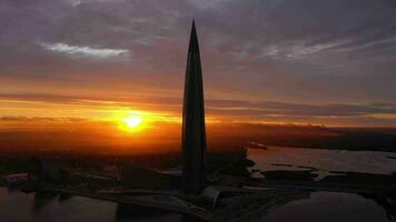 San Petersburgo, Rusia - junio 20, 2019 lakhta centrar rascacielos silueta a puesta de sol. aéreo vista. Rusia. vistoso cielo y el Dom. zumbido es orbital video