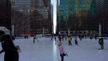 nuovo York città, Stati Uniti d'America - gennaio 23, 2021 persone indossare maschere Pattinaggio sul ghiaccio su pista di pattinaggio a bryant parco nel Manhattan su inverno giorno durante coronavirus pandemia video