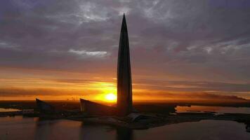 San Petersburgo, Rusia - junio 20, 2019 lakhta centrar silueta a puesta de sol. aéreo vista. Rusia. vistoso cielo y el Dom. zumbido moscas hacia atrás video