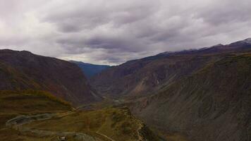 katu-yarik montaña aprobar. chulyshman río valle. aéreo vista. altai, Rusia. zumbido es orbital video