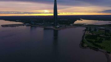 San Petersburgo, Rusia - junio 20, 2019 lakhta centrar rascacielos a puesta de sol. aéreo vista. Rusia. vistoso cielo. zumbido moscas adelante, inclinación arriba video