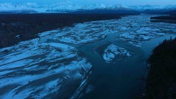 chulitna rivier, Ruth gletsjer en monteren denali Aan Doorzichtig winter ochtend. landschap van Alaska, Verenigde Staten van Amerika. antenne visie. dar vliegt naar voren, kantelen omhoog. onthullen schot video