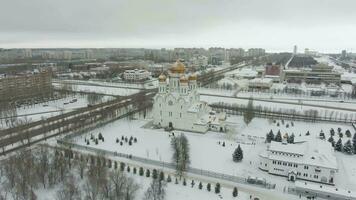 tolyatti, Rusland - januari 5, 2019 tolyatti stad en kathedraal in winter Aan zonnig dag. Rusland. antenne visie. in een baan om de aarde video