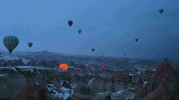 capadocia, Turquía - abril 10, 2021 aire caliente globos en Capadocia en invierno Mañana crepúsculo. pavo. aéreo vista. zumbido moscas adelante. video