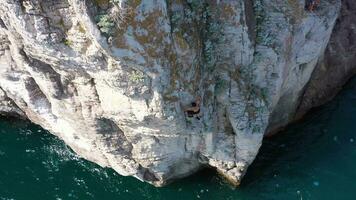 Mann Bergsteiger tiefes Wasser Solospiel. Klettern. Krim, Russland. Antenne von oben nach unten Aussicht video