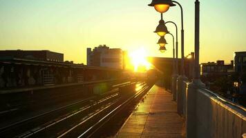 Neu York Stadt, USA - - Oktober 1, 2021 erhöht Linie 7 U-Bahn Zug Abflug von Bahnhof beim Sonnenaufgang im Königinnen video