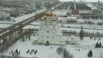 toliatti, Rusia - enero 5, 2019 toliatti ciudad y catedral en invierno en soleado día. Rusia. aéreo vista. orbital video