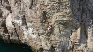 mulher alpinista águas profundas solo. escalando. crimeia, Rússia. aéreo Visão video
