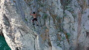 Mann Bergsteiger tiefes Wasser Solospiel. Klettern. Krim, Russland. Antenne Aussicht video