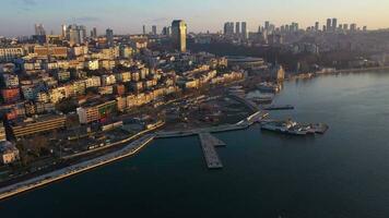 beyoglu och besiktas distrikt av istanbul på solig morgon- i vår. Kalkon. antenn se. Drönare flugor fram, luta upp. avslöja skott video