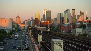 Novo Iorque cidade, EUA - Outubro 1, 2021 elevado linha 7 metrô trens passagem de às nascer do sol dentro rainhas. Manhattan Horizonte Visão video