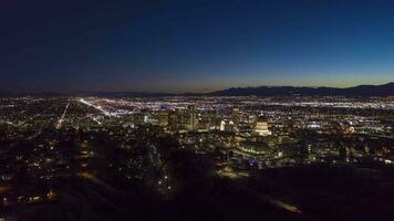 illuminé sel Lac ville horizon à nuit dans l'hiver. Capitole colline. Utah, Etats-Unis. aérien hyper laps, temps laps. bleu heure. drone mouches vers l'avant et vers le bas video