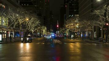 Chicago, Stati Uniti d'America - gennaio 25, 2021 macchine traffico nel Chicago magnifico miglio a inverno notte. tempo periodo video