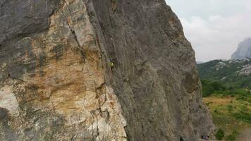 weiblich Bergsteiger Felsen Klettern. Krim, Russland. Antenne Sicht. Drohne ist umkreisen video