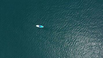 sup bord in zee. sup toeren. antenne ondersteboven visie. dar vliegt zijwaarts video