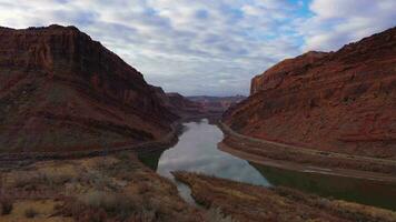 Colorado Fluss und rot Sandstein Berge auf wolkig Morgen. Himmel Betrachtung im Wasser. großartig Bezirk, Utah, USA. Antenne Sicht. Drohne fliegt nach vorne und nach oben video