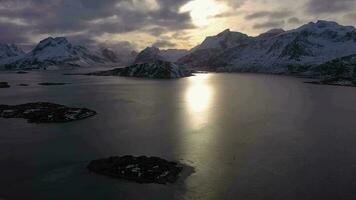 fiordo e montagne a tramonto nel inverno. lofoten isole, paesaggio di Norvegia. aereo Visualizza. fuco mosche di lato, inclinazione su video