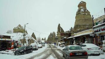 goreme, Kalkon - april 10, 2021 goreme stad i vinter. snöig vägar. Kalkon. antenn se video