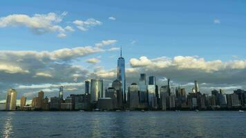 Manhattan städtisch Horizont beim Sonnenuntergang. Neu York Stadt, USA. Tag zu Nacht Zeit Ablauf video