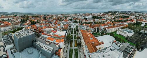 aéreo zumbido panorámico ver de histórico ciudad de braga en del Norte Portugal foto