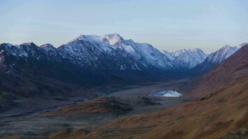 cinturón montaña cresta a amanecer. verde sierras, lagos y río en otoño a amanecer. kosh-agachsky distrito, el altai montañas, Rusia. movimiento hora lapso video