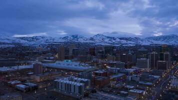 sal lago ciudad céntrico en invierno en crepúsculo. azul hora. Utah, EE.UU. aéreo hiper lapso, hora lapso. zumbido moscas oblicuo video