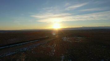 deserto e frete trem às pôr do sol dentro inverno. utah, EUA. aéreo visualizar. zangão moscas frente video