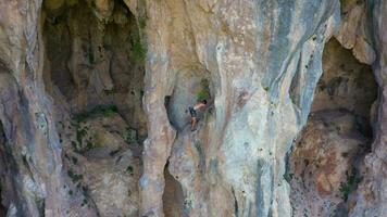 homem alpinista Rocha escalando. falésias do geyikbayiri, Antália, peru. aéreo visualizar. zangão moscas para trás e para cima video