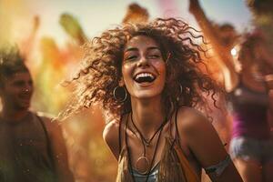 retrato de contento joven mujer con amigos a música festival en fondo, fiesta niña teniendo divertido en festival, gente en música festival en el verano, ai generado foto