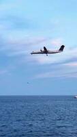 aereo volante al di sopra di mare, si avvicina per terra su pista di decollo video