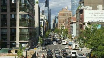 Novo Iorque cidade, EUA - setembro 29, 2021 carros tráfego em 10º Avenida dentro Manhattan. Visão a partir de Alto linha parque. Tempo lapso. video