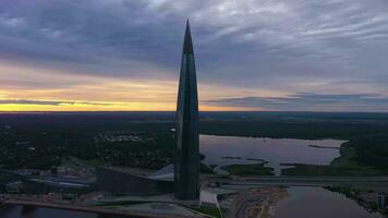 San Petersburgo, Rusia - junio 20, 2019 lakhta centrar torre a puesta de sol. aéreo vista. Rusia. vistoso cielo. zumbido es orbital, moscas hacia arriba video