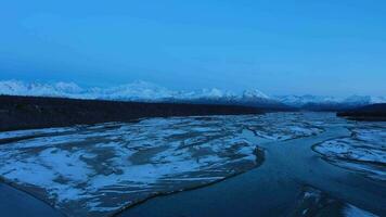 chulitná río, piedad glaciar y montar denali en claro invierno Mañana. montañas de Alaska, EE.UU. aéreo vista. zumbido moscas hacia atrás y hacia arriba video