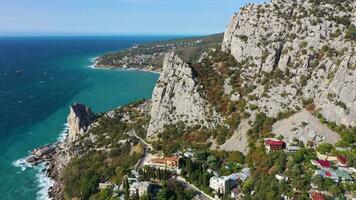 koshka montaña en un verano soleado día y negro mar. Crimea, Rusia. aéreo vista. zumbido es orbital video