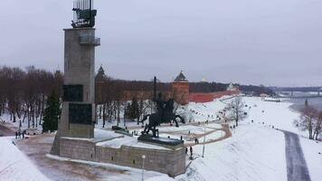 weliky Nowgorod, Russland - - Januar 5, 2020 Sieg Monument im weliky novgorod Stadt. Russland. Antenne Sicht. Drohne fliegt rückwärts und nach oben video